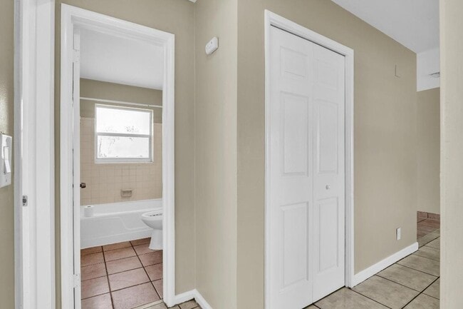 Building Photo - 184 SE 27th Way