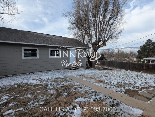 Building Photo - 2545 Lelaray St