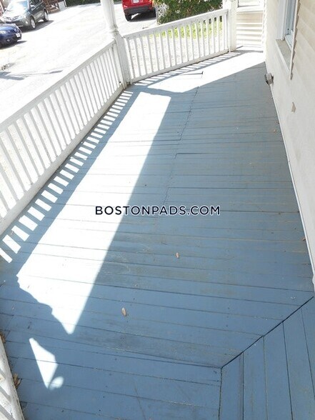 Building Photo - 58 Saunders St