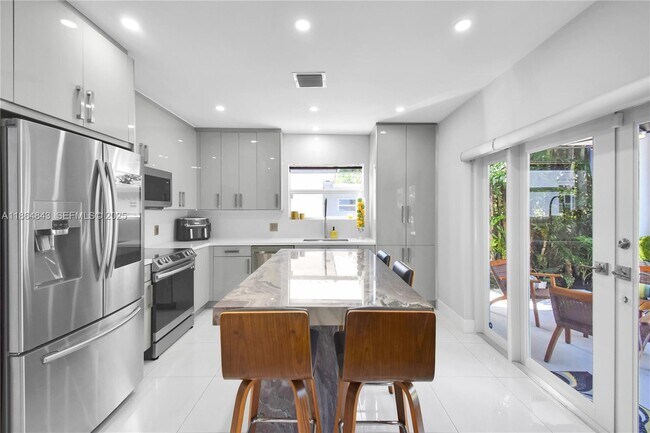 Building Photo - 14441 S Biscayne River Dr