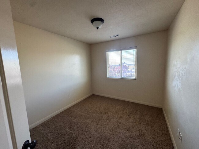 Building Photo - Charming 3 bed 2.5 bath townhome