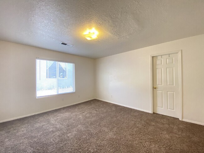 Building Photo - Spacious 3BR/2Bath/2Living - 1 Car Garage