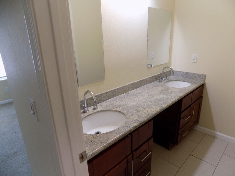 Building Photo - 5114 Wall, 6