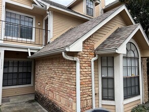 Building Photo - Spacious Ground Floor Unit in Quiet Locati...