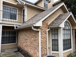 Building Photo - Spacious Ground Floor Unit in Quiet Locati...