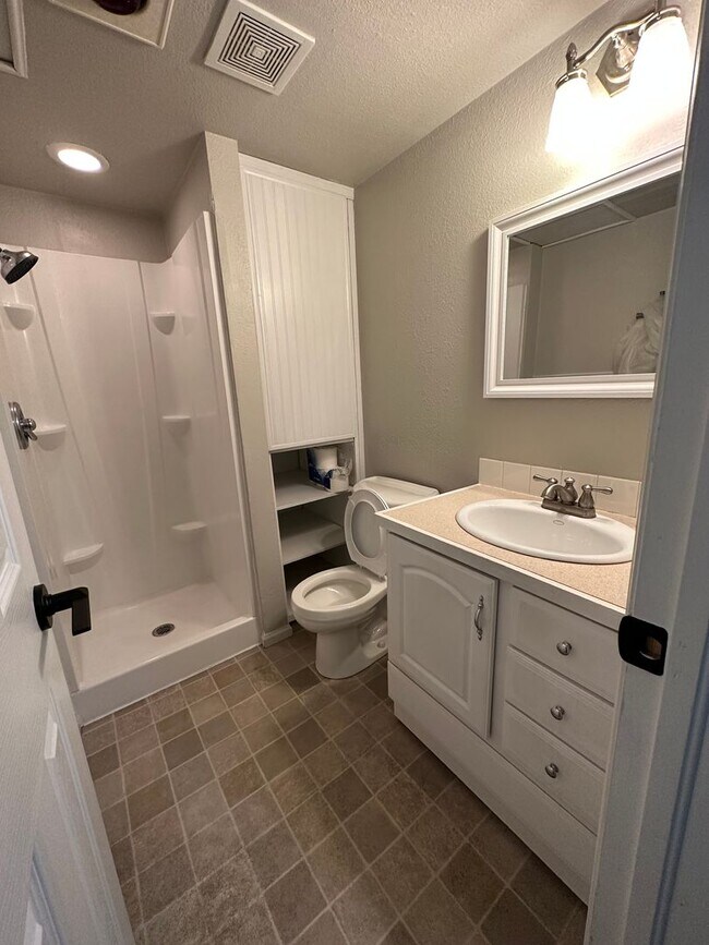 Building Photo - Beautiful 3 Bed 2.5 Bath Townhouse in NW F...