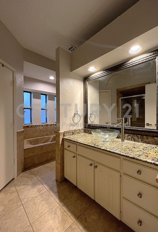 Building Photo - Spacious Single Story 3/2/2 Situated in Prime Bedford Location For Rent!