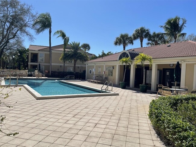 Building Photo - 977 Riverside Dr