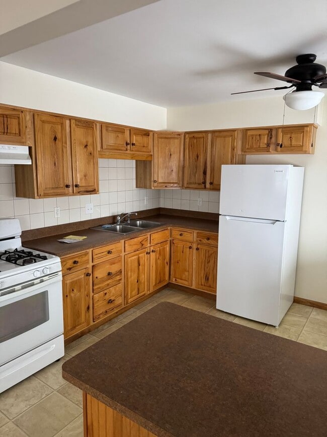 Building Photo - 2 bedroom 1 bath second floor unit