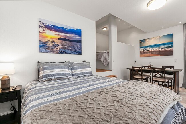 Building Photo - Charming comfy Studio in La Jolla Village!