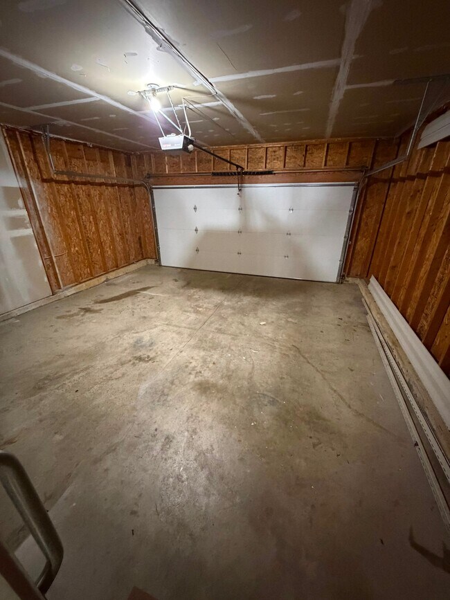 Building Photo - 2048 Peine Forest Dr