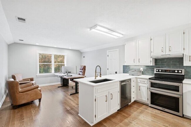 Building Photo - 1445 Hillside Dr SW
