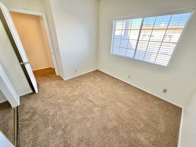 Building Photo - BRIGHT 2-BED CONDO LOCATED CENTRAL LAS VEGAS CONDO