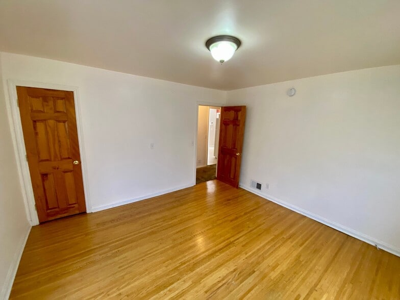 Building Photo - 35 Westmoreland Dr
