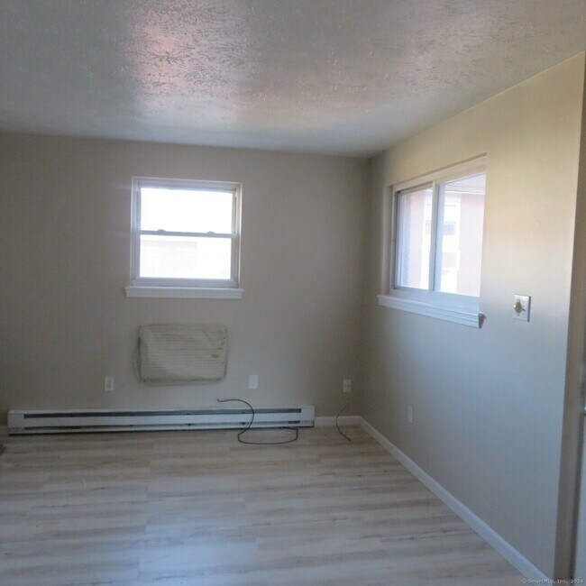 Building Photo - 152 Surrey Dr