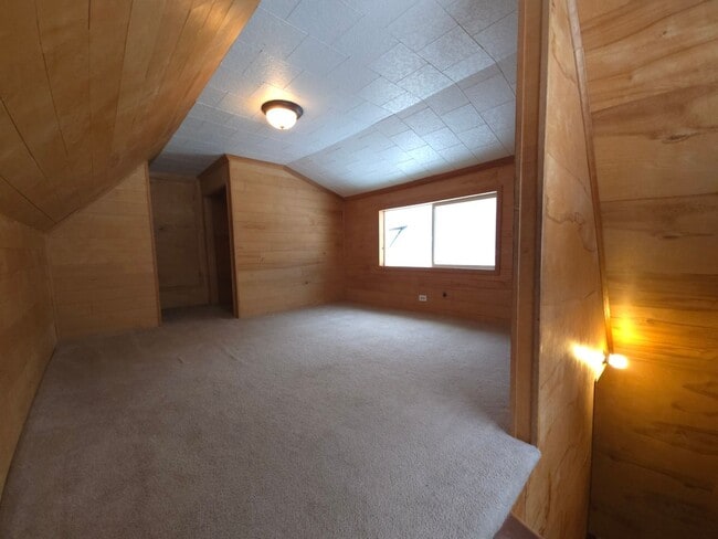 Building Photo - Nice house with a huge garage