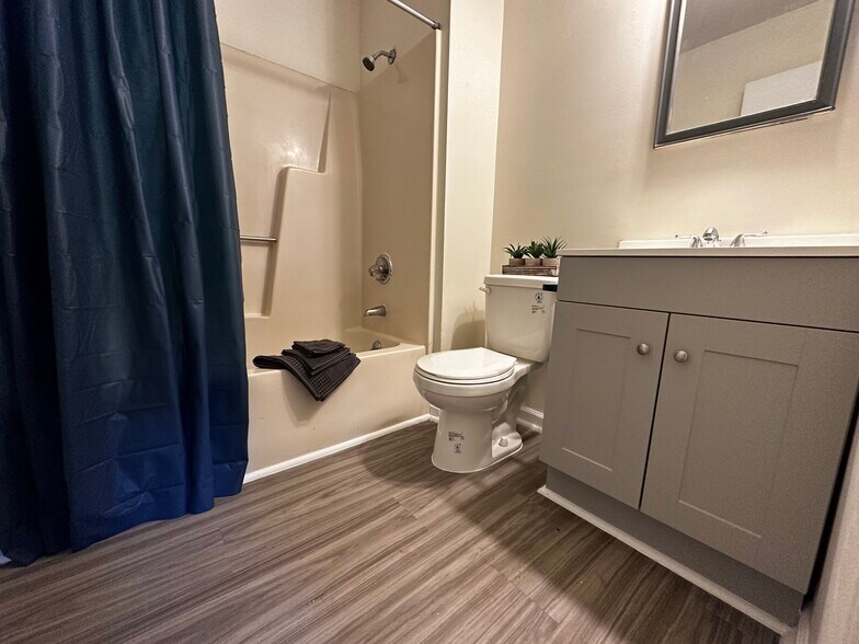 Building Photo - 112 Robbins Ave