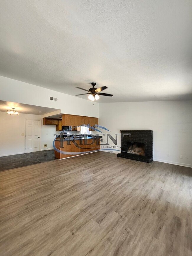 Building Photo - 3 bedroom, 2 bath house