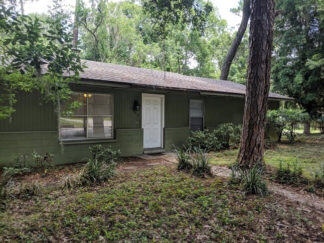 Building Photo - 4-bedroom, 2-bath home on University Ave next to UF
