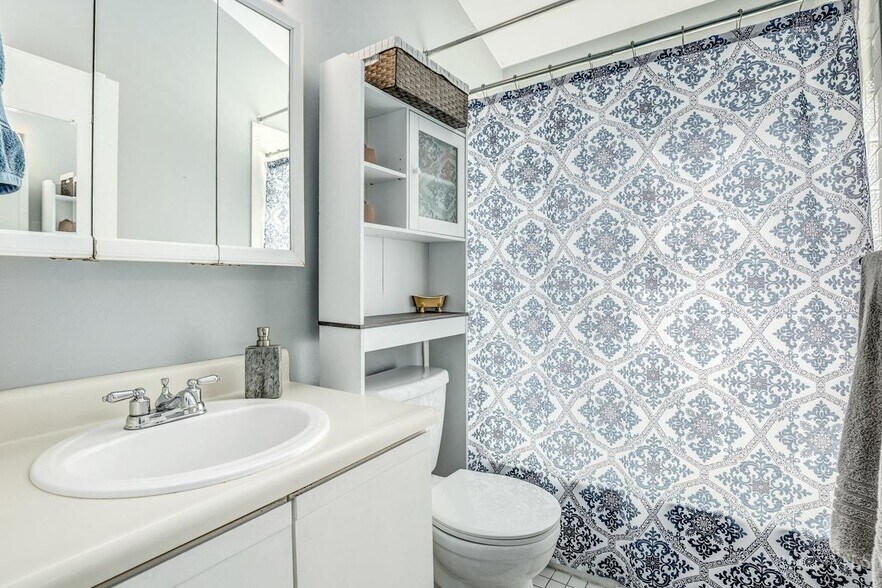 Main bathroom - 2412 Grandview Ave
