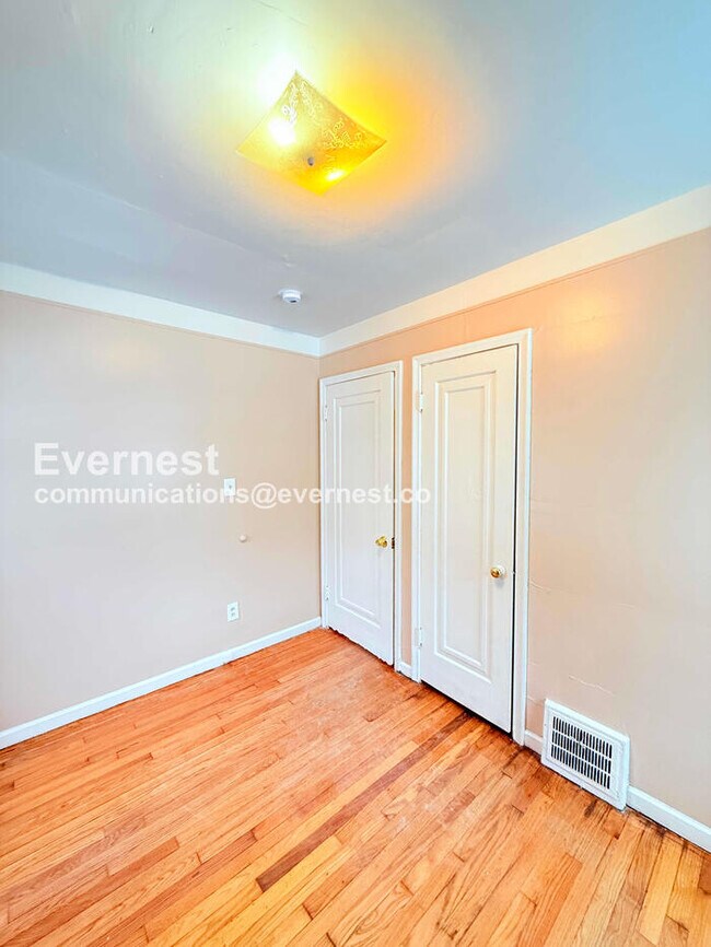 Building Photo - 8431 Rosemont Ave