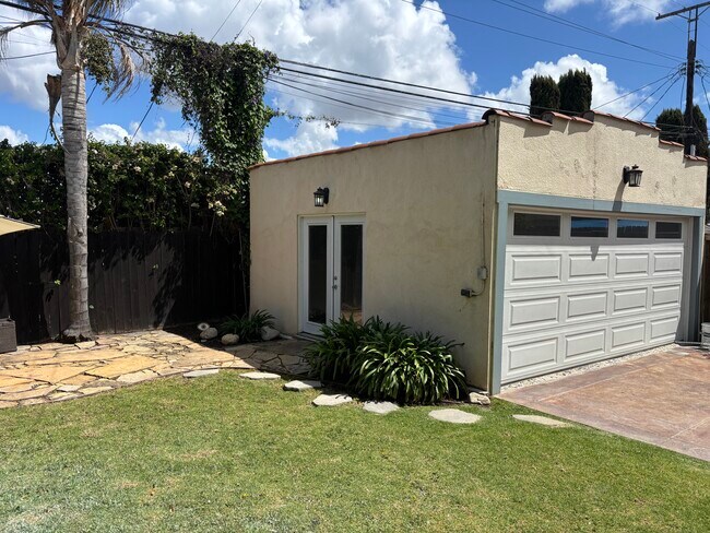 Private Flex Room /Garage - 1248 S Rimpau Blvd