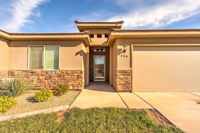 Building Photo - 3 bed 2 bath home with fully-fenced yard