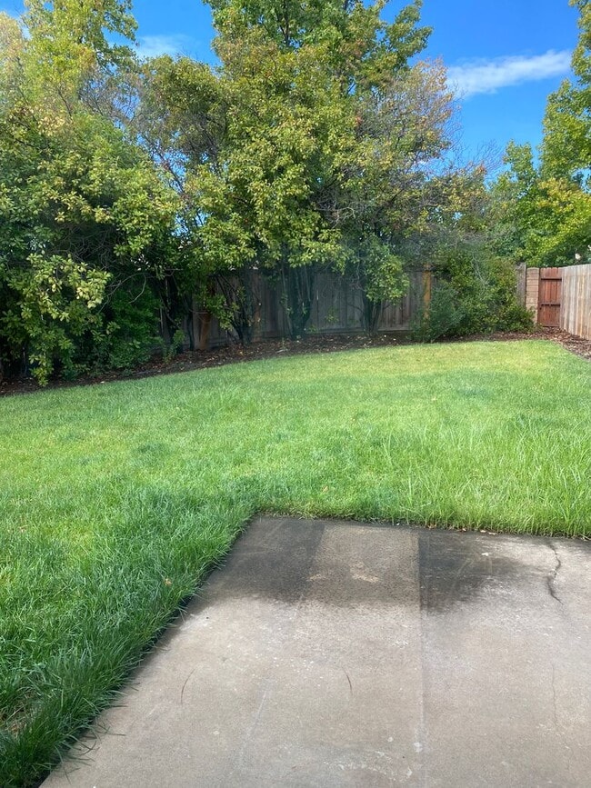 Building Photo - 2076 Fancy Oaks Dr, Redding, CA 96003