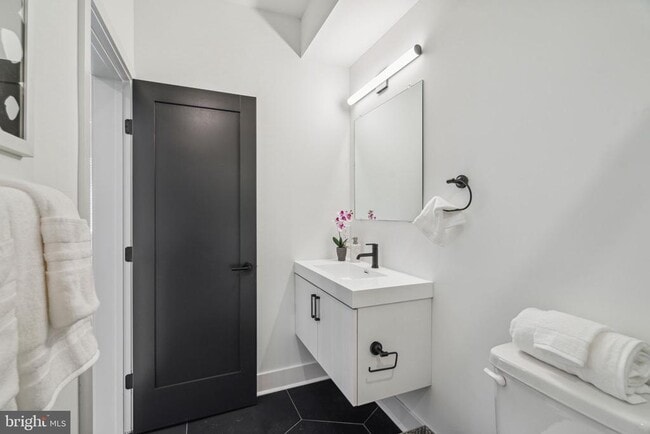 Building Photo - 1419 W Grange Ave