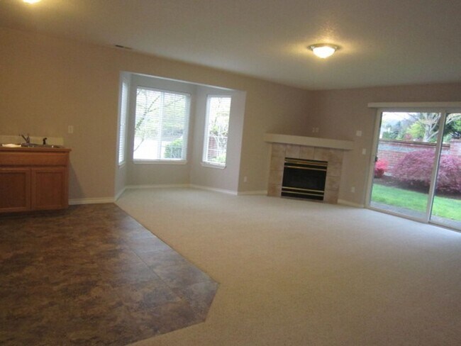 Building Photo - Large Bethany Home on a Corner Lot! 6 Bed 3 Bath