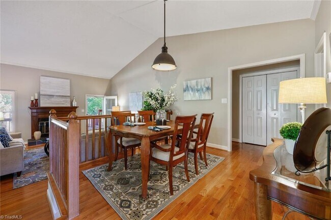 Building Photo - 1822 Oakcrest Ct