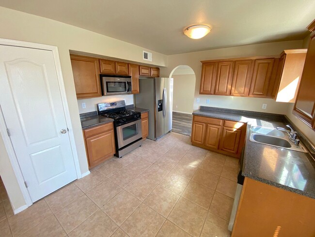 Building Photo - East El Paso 4bed3bath Refrig A/C with out...