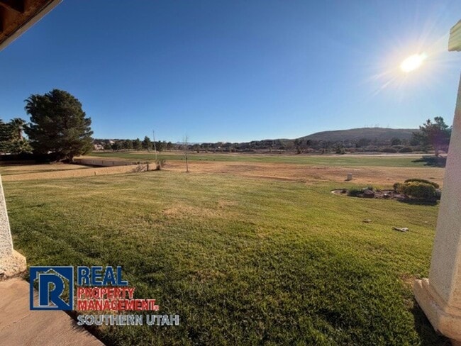 Building Photo - Golf Course Home