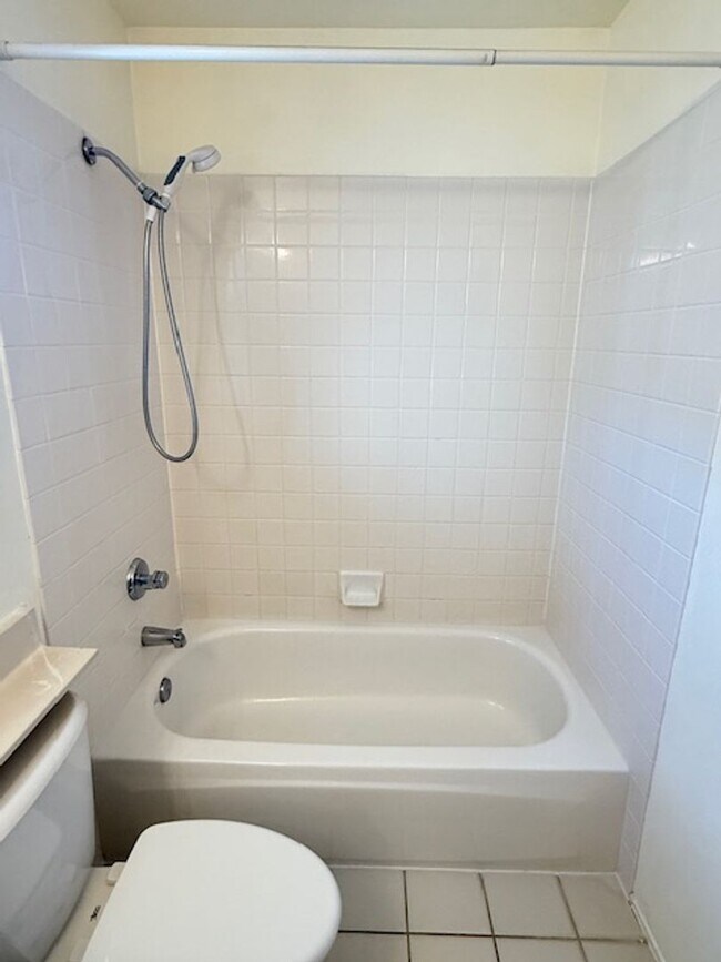 Building Photo - Conveniently located home in Irvine