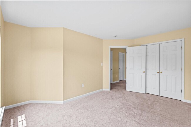 Building Photo - Modern Comfort Meets Convenience, Close to...