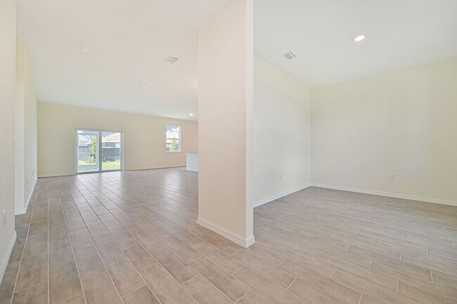 Building Photo - ** 3 + Den Home in NW Cape ~ 2 Car Garage **