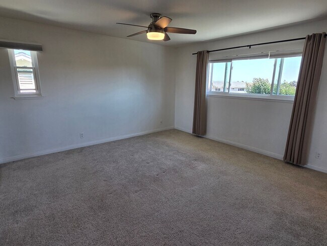 Building Photo - E. Ventura 4+2.5 Single Family Home w/ man...