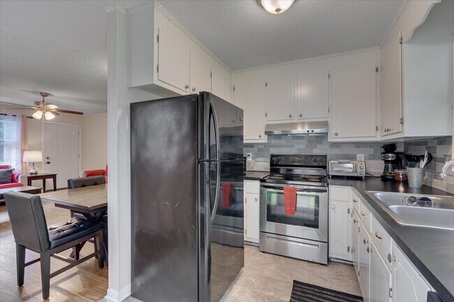 Building Photo - 210 Parthenia Dr