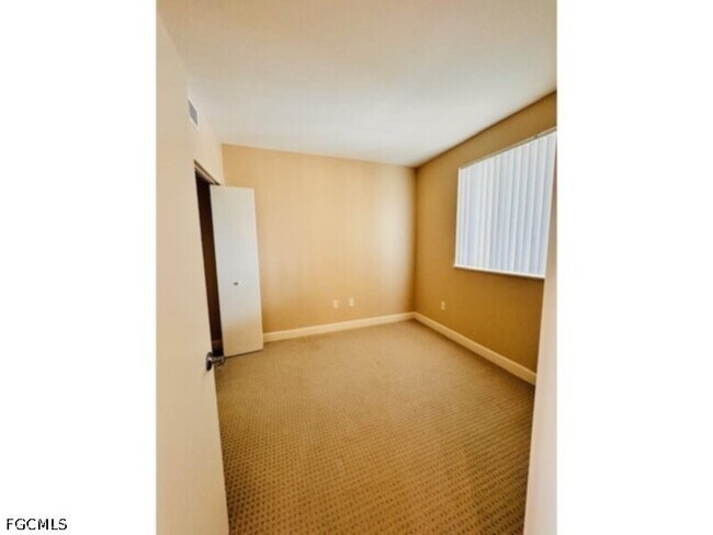 Building Photo - 3000 Oasis Grand Blvd