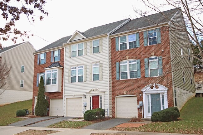 Building Photo - Dog-Friendly Pavilions at Pantops Townhome