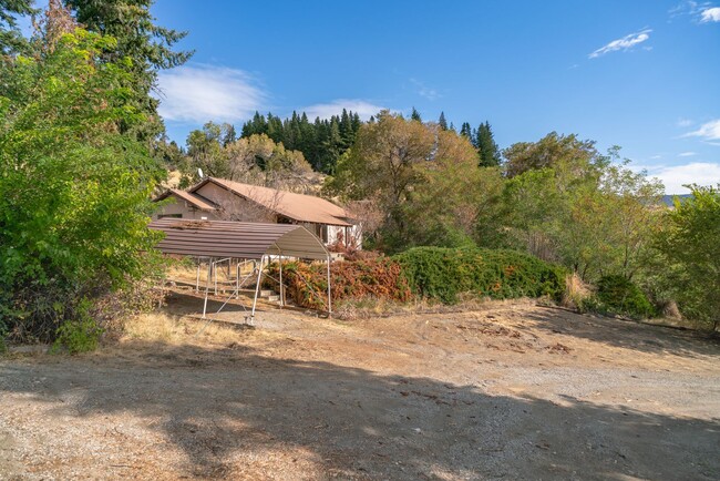 Building Photo - 3 Bedroom 1 Bath