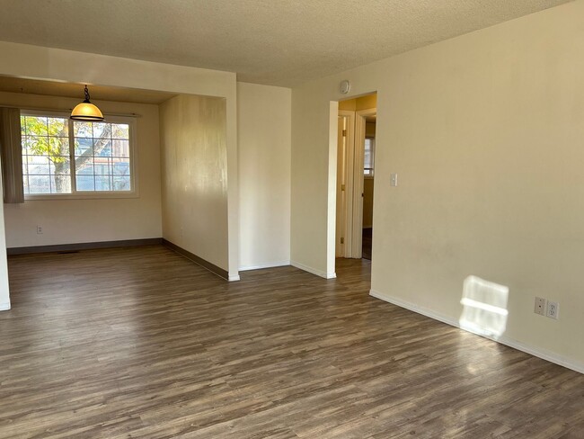 Building Photo - 2 Bedroom / 1.5 Bathroom Duplex in Redmond...