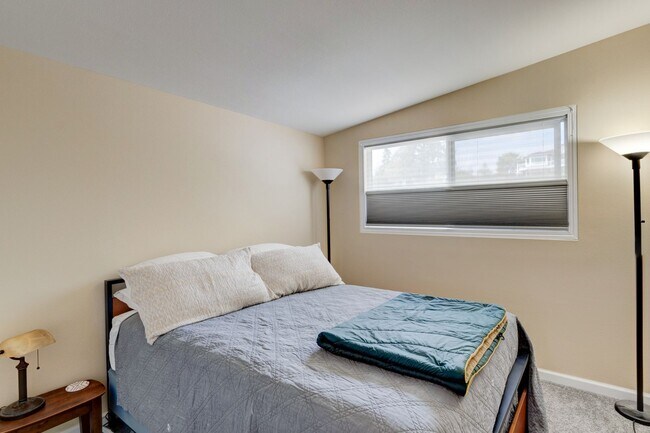 Building Photo - 3 Bedroom 2 Bath Home with a Wonderful View