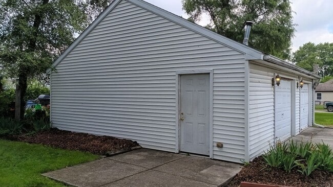 Building Photo - Spacious 3 bedroom 1 Bath in Warren!