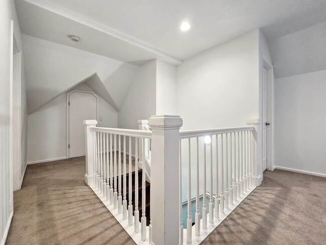 Building Photo - Stunning 4-Bedroom Home with Luxurious Mas...