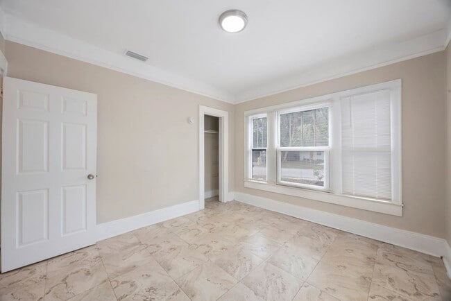 Building Photo - Large 3bdrm/1bath/+ bonus room ***Section ...