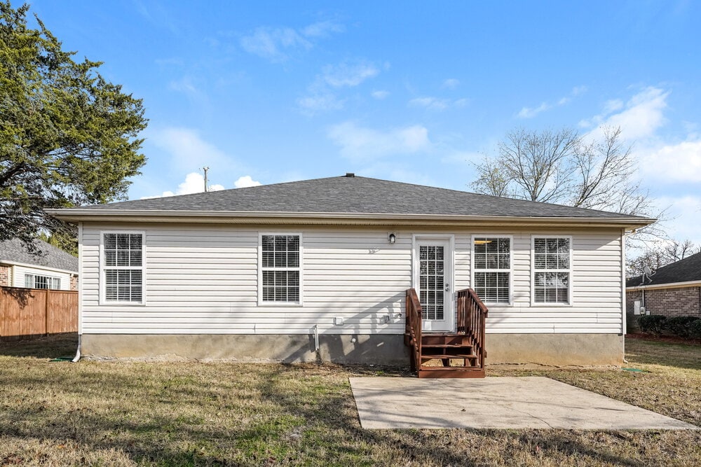 Building Photo - 5125 Hickory Grove Dr