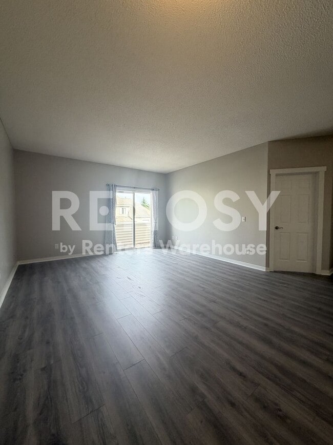 Building Photo - Available Now 3 Bedroom 2 Bath Townhouse in Woodbury