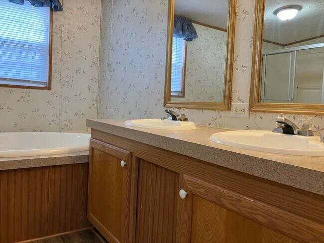 Building Photo - 3558 Brookline Ln