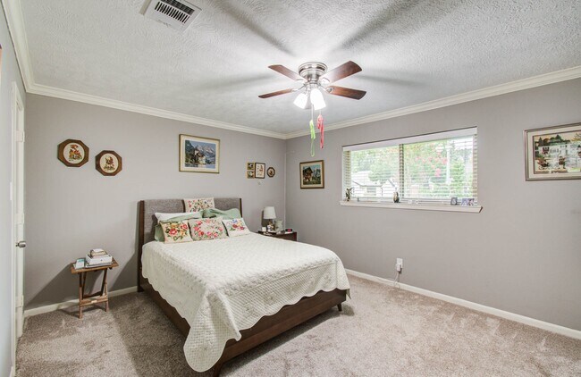 Building Photo - 9818 Emnora Ln